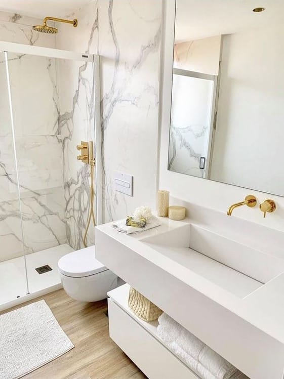 salle de bains en marbre robinets doré