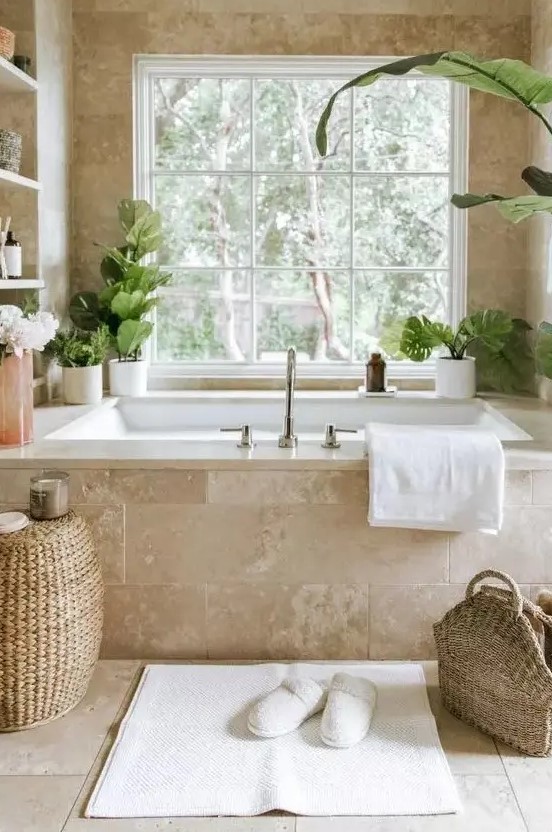 salle de bains avec des plantes