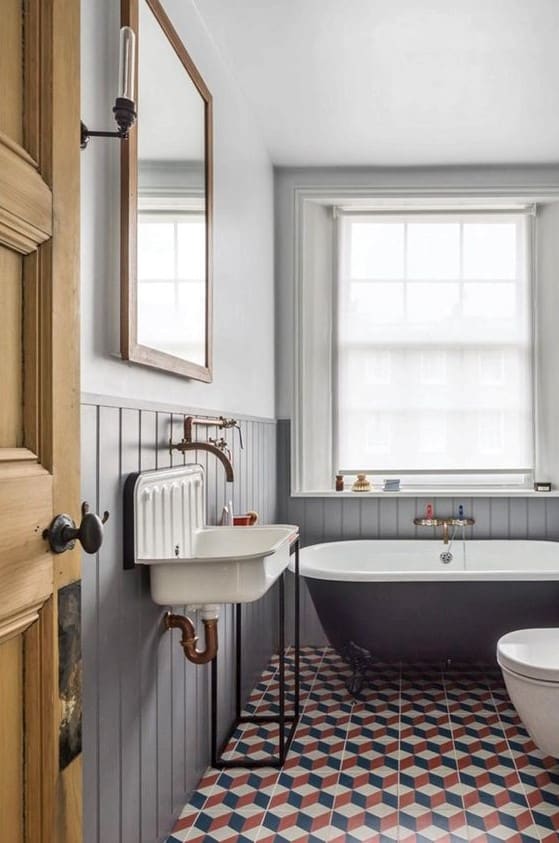 salle de bains vintage avec lambris gris