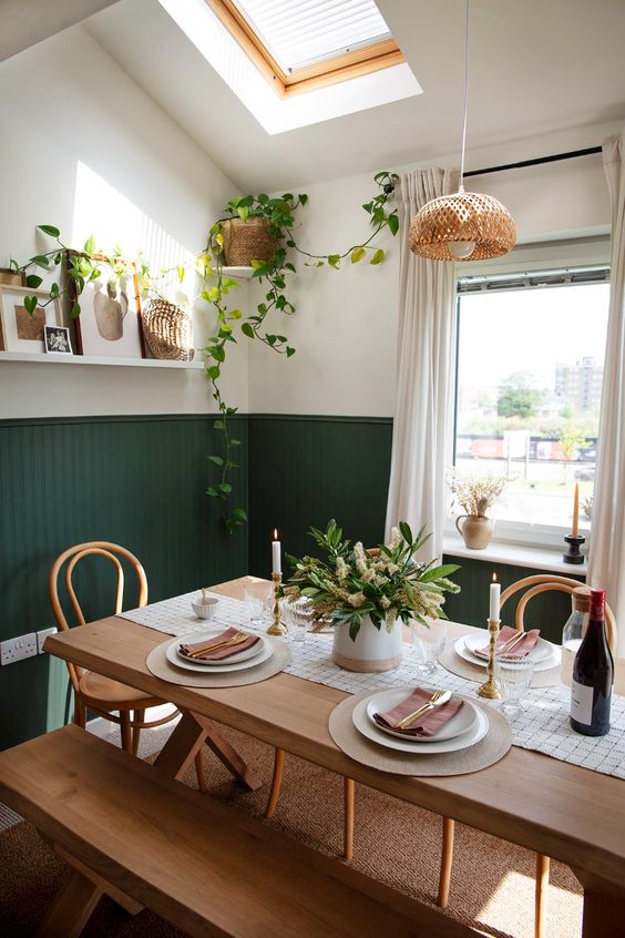 salle à manger bohème avec un soubassement en lambris vert