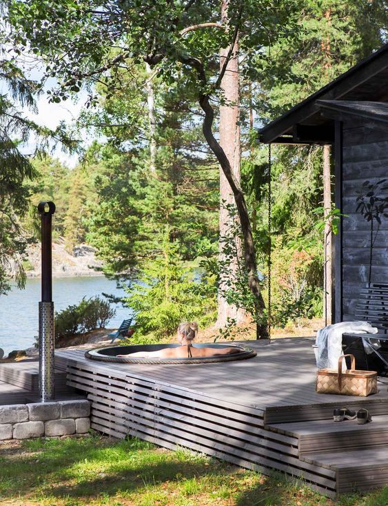 spa intégré à une terrasse en bois