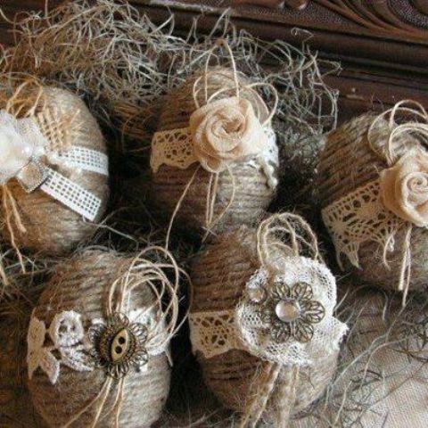 oeufs de Pâques rustiques en dentelle et jute