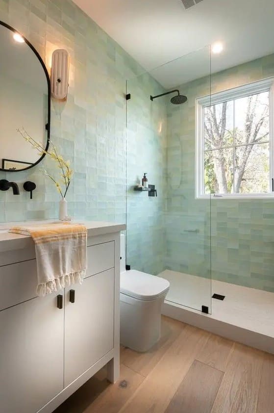 salle de bains moderne avec des carreaux verts pastel