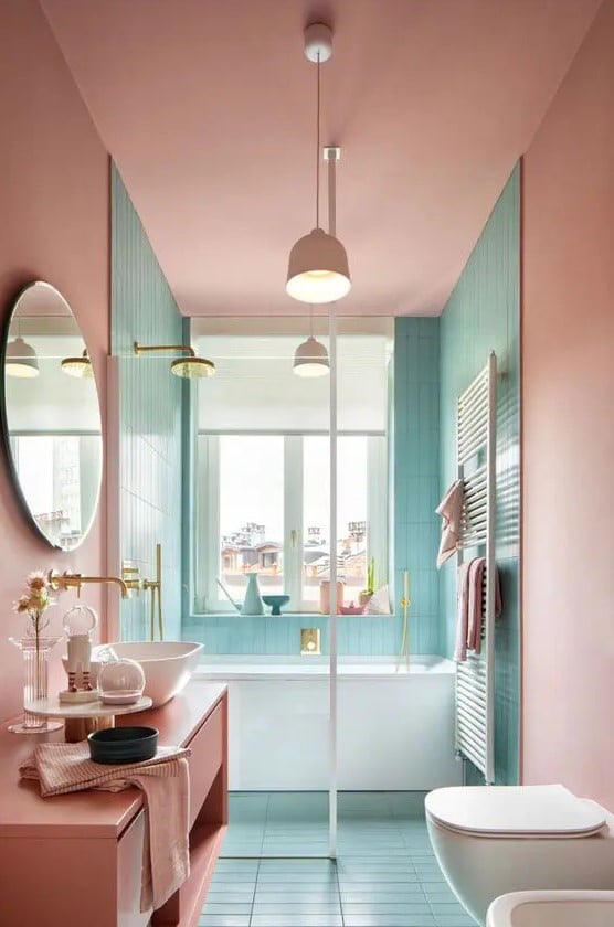 salle de bain pastel avec des murs turquoises et roses