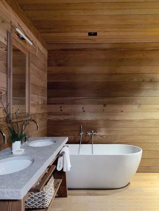 salle de bains avec des murs et un sol en bois