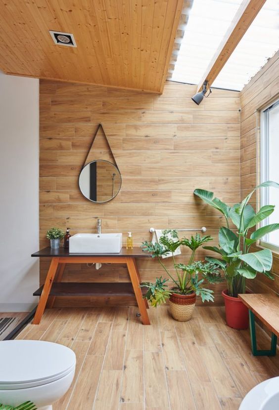 salle de bains avec parquet en bois