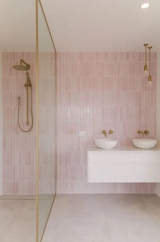 salle de bains rose poudré et doré