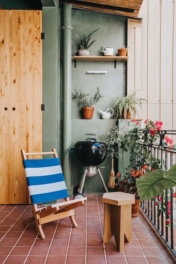 balcon avec un sol en terre cuite