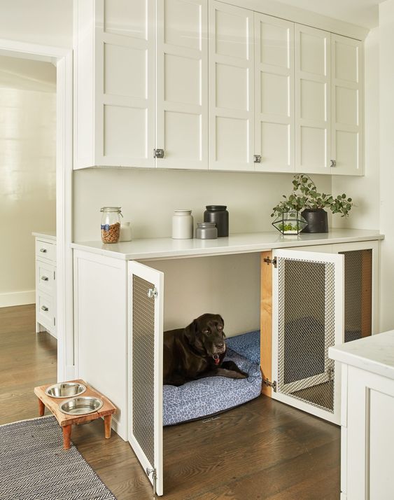 cage pour chien intégrée dans un meuble de cuisine