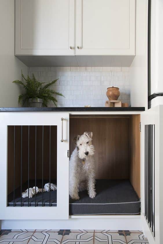 cage pour chien intégrée dans une armoire de cuisine