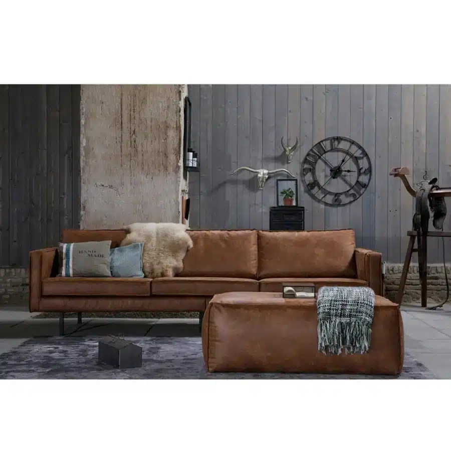 Grand canapé vintage couleur cognac dans un salon