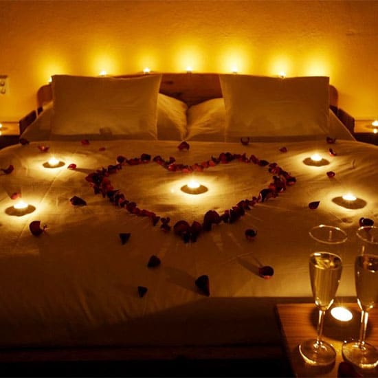 pétales de rose sur un lit