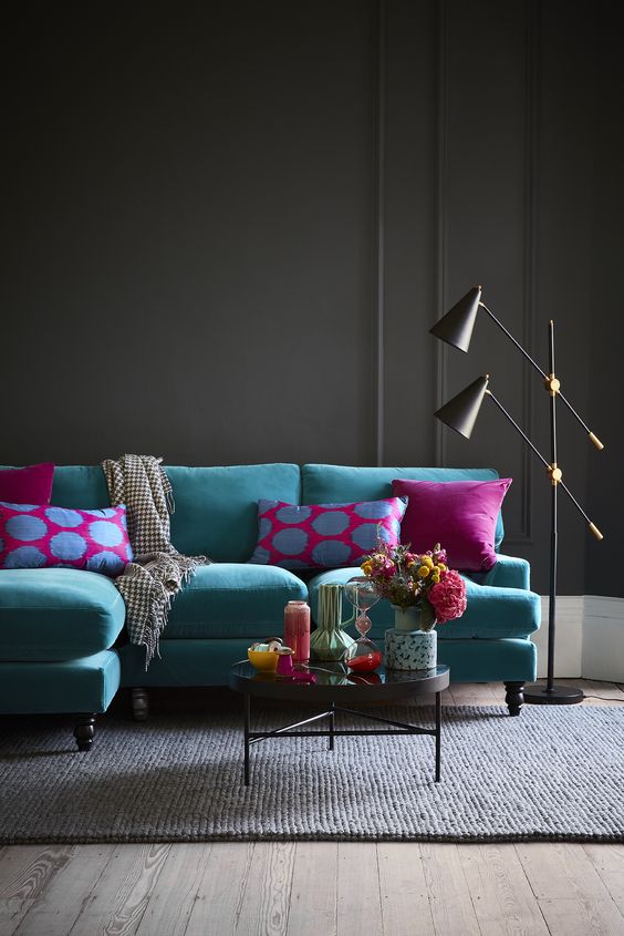 salon gris avec sofa turquoise