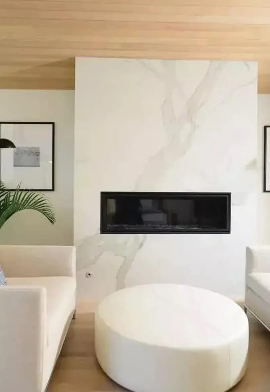 salon minimaliste avec cheminée encastrée