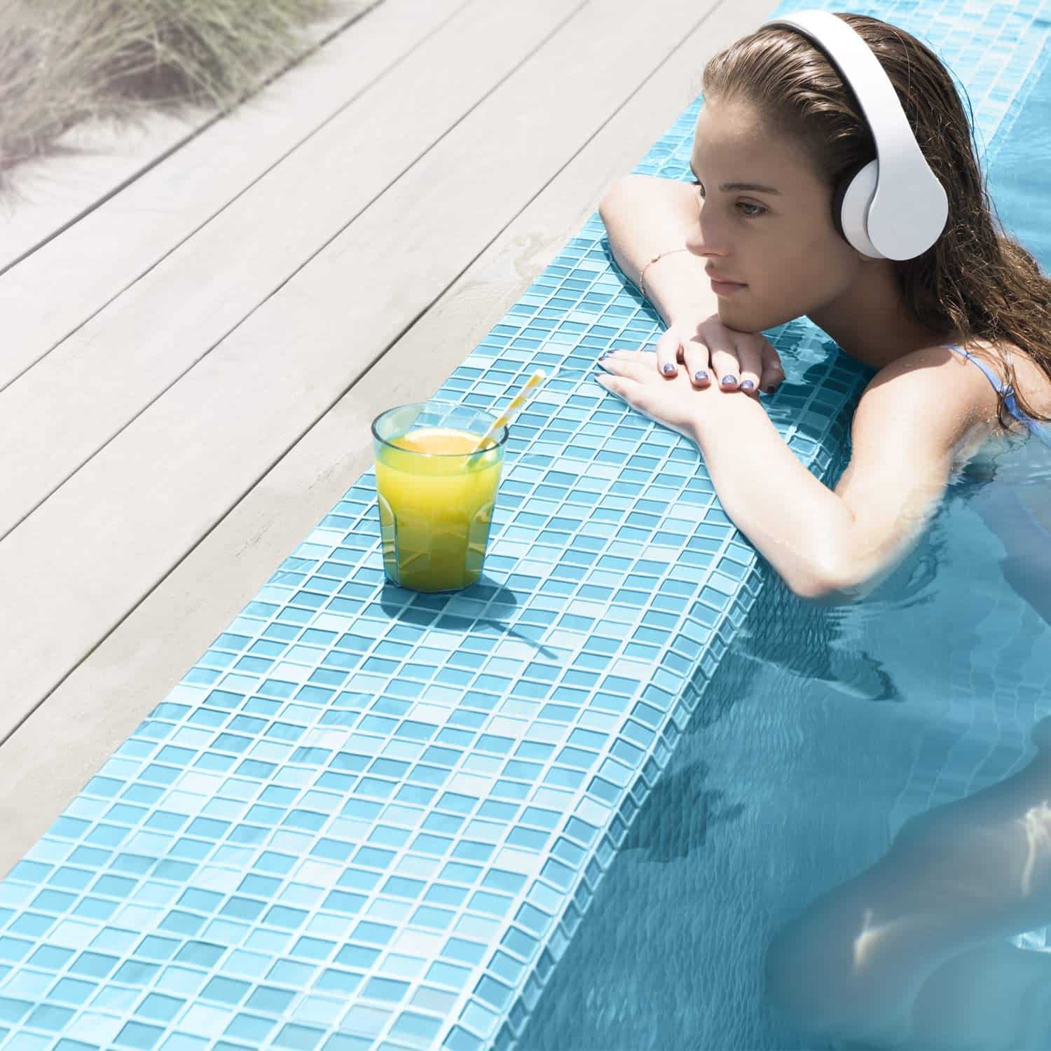 fille dans une piscine