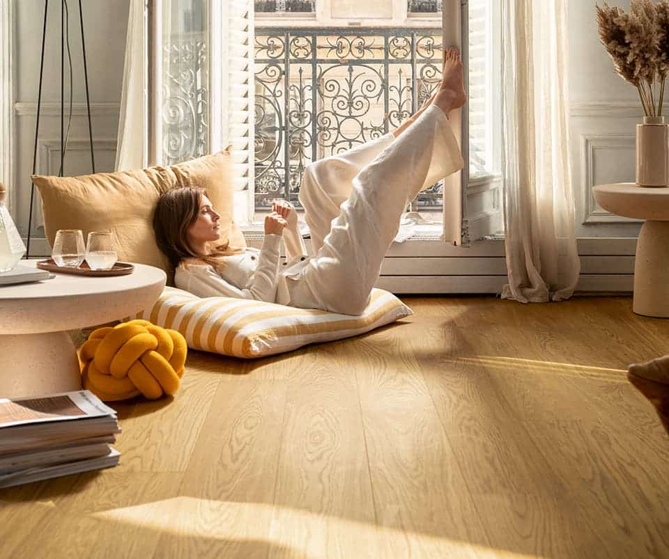 Parquet stratifié sur sol chauffant dans une pièce de vie