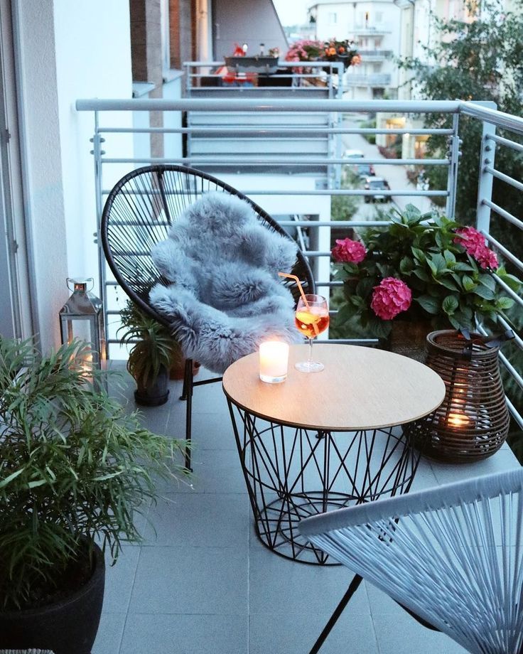 espace cocooning sur un petit balcon avec un fauteuil Acapulco