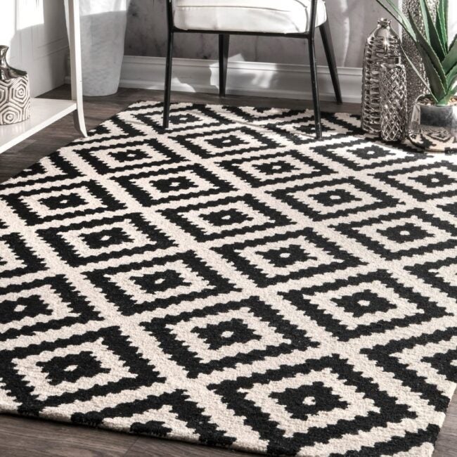 tapis noir et blanc géométrique