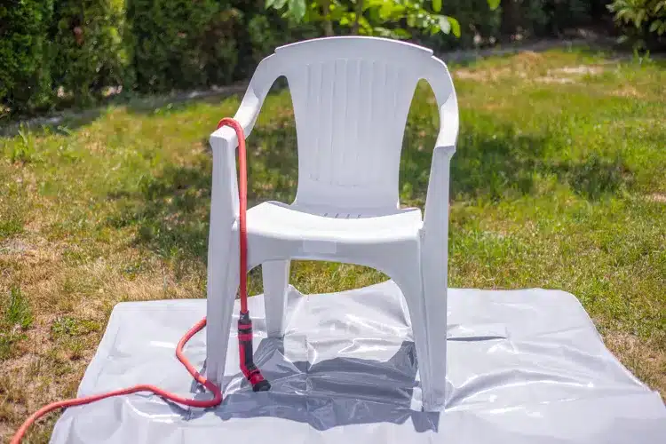 rincer-chaises-plastique