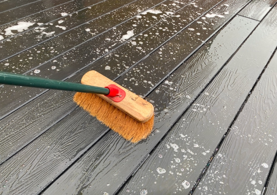 balai-brosse-terrasse-bois